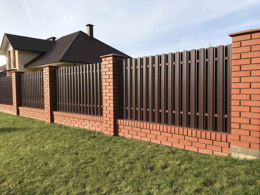 brown-metallic-corrugated-fence-1024x768