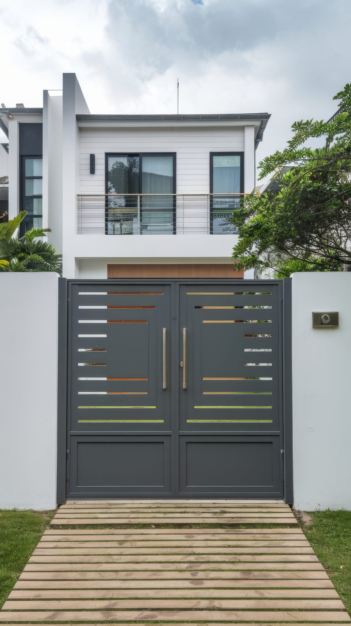 house gate installation made by Star Gate and Fence company in Dallas