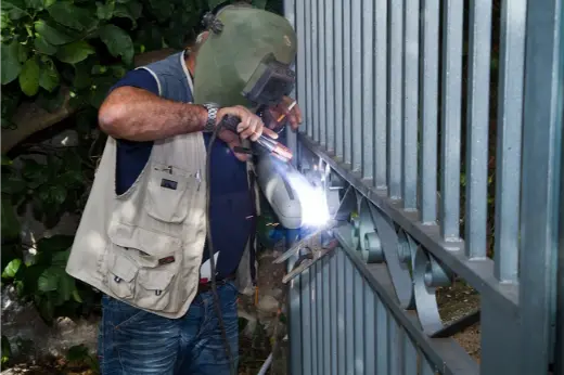 garage door repairman contacted after client searched up gate repair near me