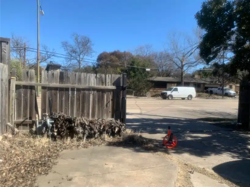 Old fence at the driveway before the rebuild