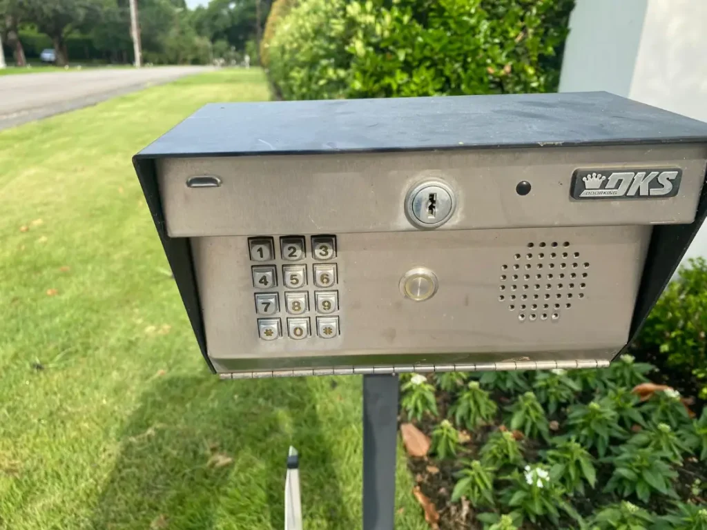 electronic keypad that can open the automatic gate